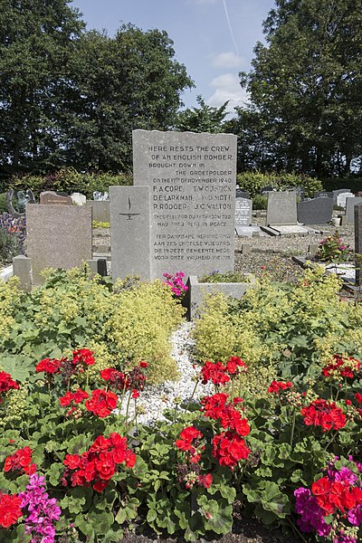 File:Graf CWGC in Winkel.jpg