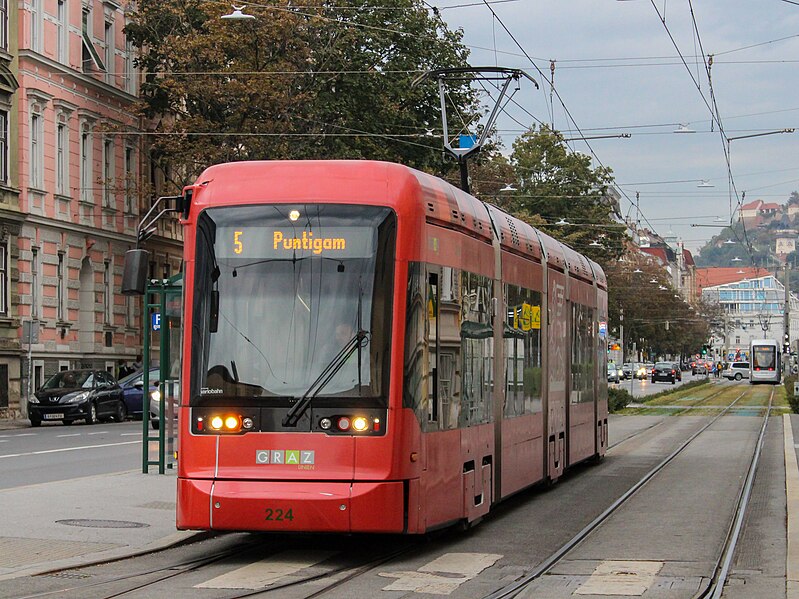 File:Graz Linien Variobahn 224 beim Jakominigürtel.jpg