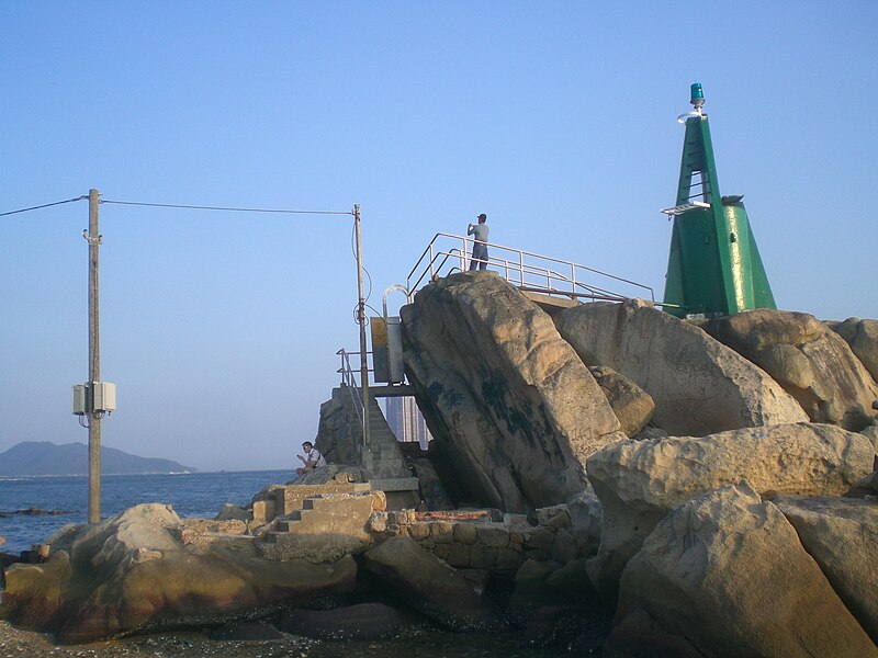 File:HK Lei Yue Mun Coast Lighthouse Evening 2.JPG