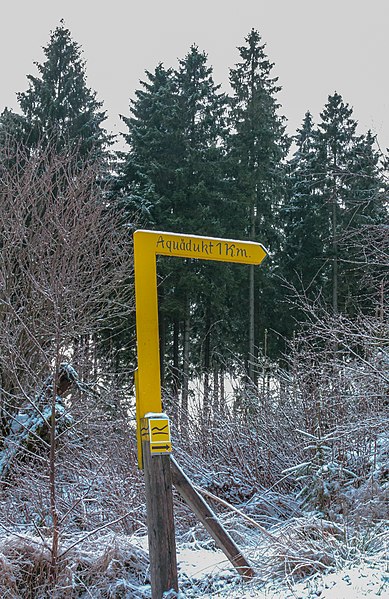 File:Handwijzer. Locatie, Sauerland Duitsland.JPG