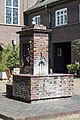 Deutsch: Brunnen mit Keramiken von Richard Kuöhl im Hof der Heilandskirche in Hamburg-Uhlenhorst. This is a photograph of an architectural monument. It is on the list of cultural monuments of Hamburg, no. 30988.