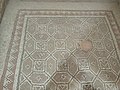 pohľad na mozaiku na podlahe pohrebnej komory