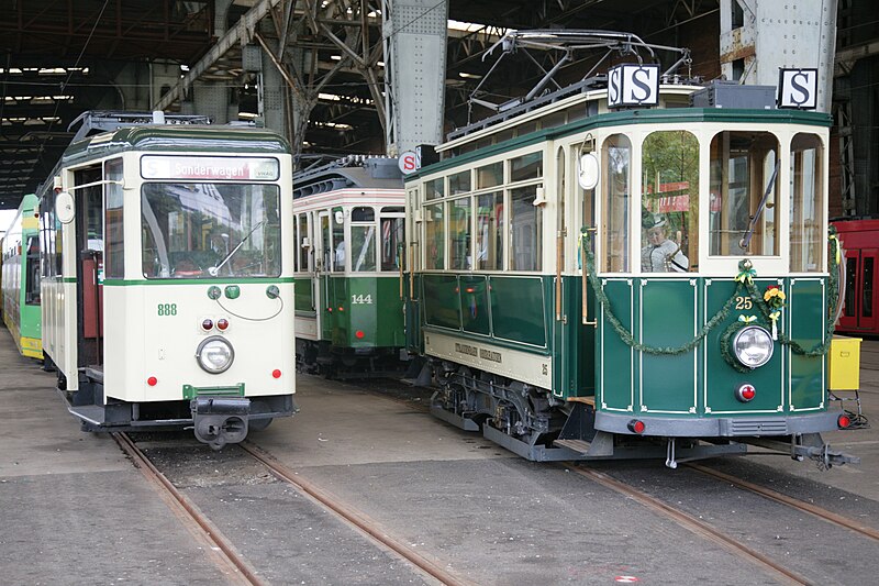 File:Historische Triebwagen im Depot Mülheim.jpg