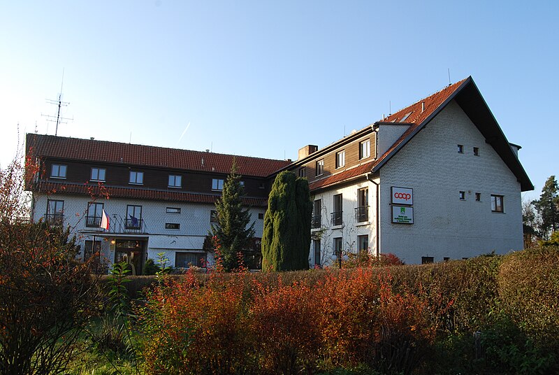 File:Hotel Zvikovske Podhradi in autumn 2011.jpg