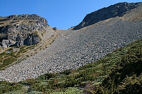 雪山四號冰斗，右側山塊為主峰，左為北稜角。