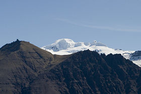 Хваннадальсхнукюр - на заднем плане. Снежная вершина вулкана Эрайвайёкюдль - на переднем плане (3 июня 2006 г.).