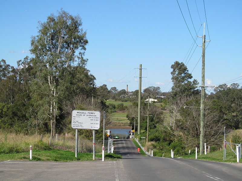 File:IP-Riverview road to ferry.jpg