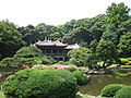 「玉藻池」を中心とする回遊式日本庭園