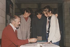 Murphy (tercero de izquierda a derecha) en 1992 durante un taller en Brothers College Cork.