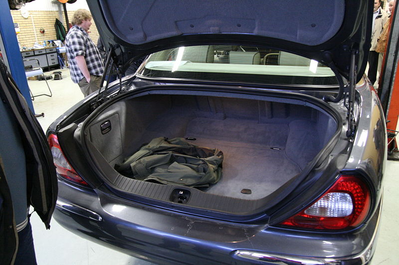 File:Jaguar Sovereign (X350) trunk.jpg