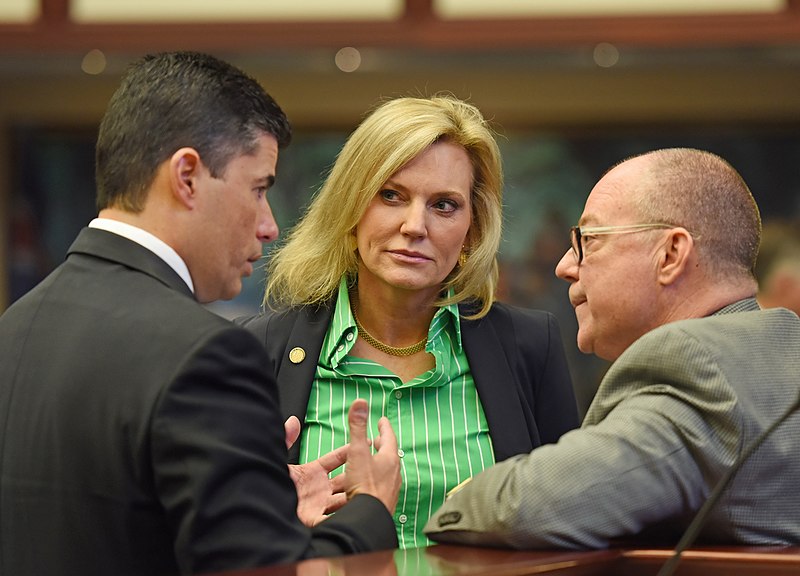 File:José Oliva confers with Heather Fitzenhagen and David Richardson.jpg