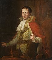 Portrait du roi en plan de taille portant un costume doré et une cape blanche.