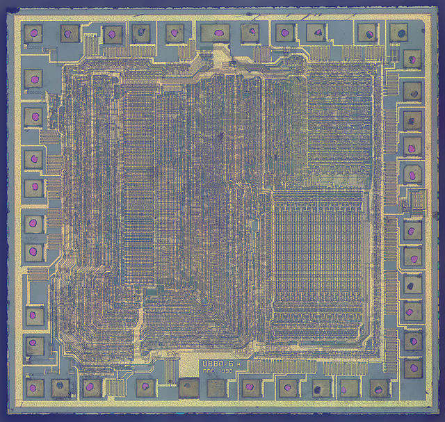 Die of the U880; size 3601 µm x 3409 µm (second die shrink 1990); chip inscription at the bottom of the image: "U880/6 HL MME 1990"