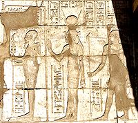 Tempel van Amon (Karnak), 16e eeuw v.Chr.. Egyptische godheden dragen de ankh als symbool van hun status