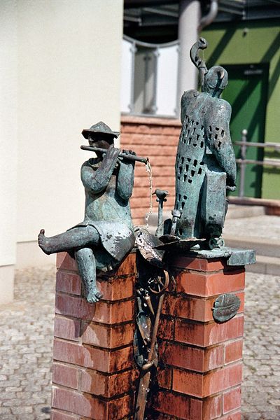 File:Kleiner Brunnen am Napoleonbogen Luebben 1.jpg