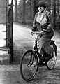 Wilhelmine à bicyclette, dans les jardins du palais de Soestdijk, en 1938.