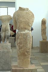 Korè au péplos, faite à Paros, 580 av. J.-C. Trouvé dans le temple d'Apollon à Délos.