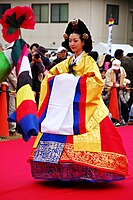 大阪府・四天王寺ワッソで、現代韓服の圓衫を着用した女性