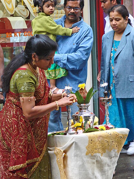 File:La défilé du char de Ganesh (Paris) (2814414234).jpg