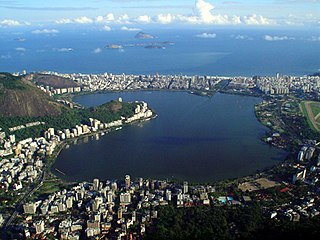 Vista aérea do entorno da Lagoa Rodrigo de Freitas, que dá nome ao bairro.
