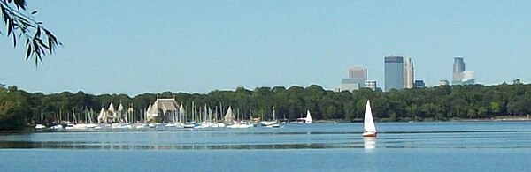 Padiglione del lago Harriet e skyline.JPG di Minneapolis