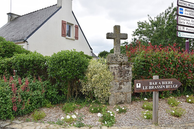 File:Le Guerno croix rue du toul plou.JPG