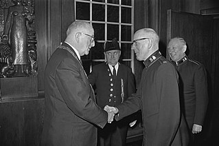 Leger des Heils 80 jaar. Wethouder Jan Tabak van Amsterdam begroet Generaal Fre..., Bestanddeelnr 920-3452.jpg