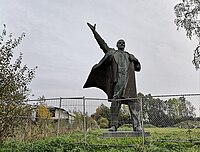 Lenin naast een afgebrande loods op een bedrijventerrein bij Zuidbroek (2019)