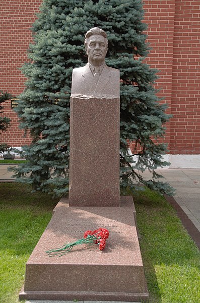 File:Leonid brezhnev grave kremlin wall necropolis july 2016.jpg