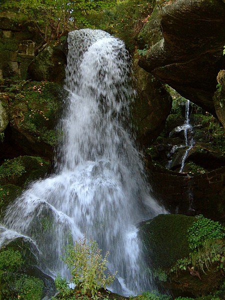 File:Lichtenhainer Wasserfall - auf Knopfdruck in voller Pracht.JPG