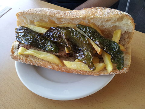 Bocadillo pork fillet with green pepper and french fries
