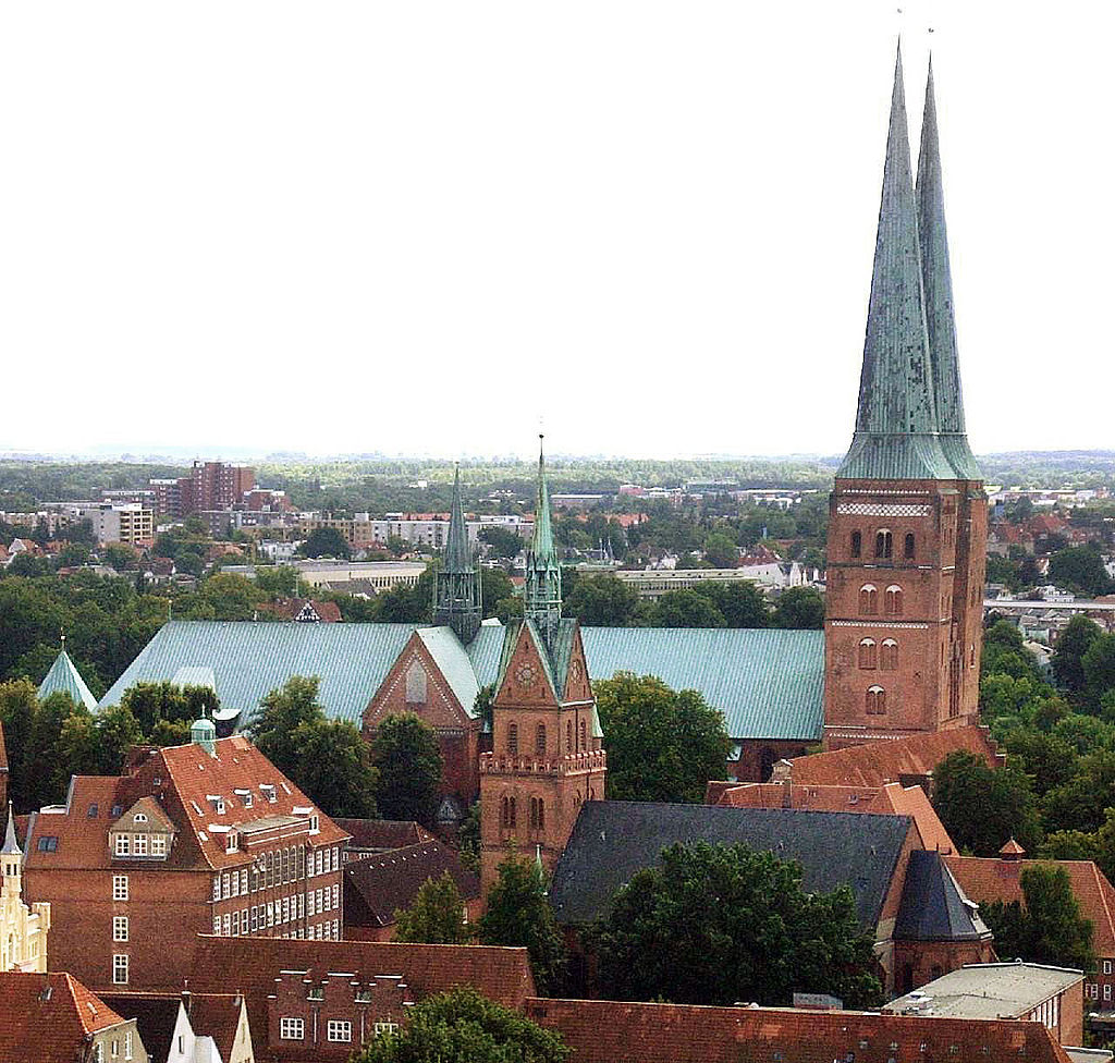 Luebeck Dom und HerzJesu in der Altstadt Lübeck (UNESCO-Weltkulturerbe)
