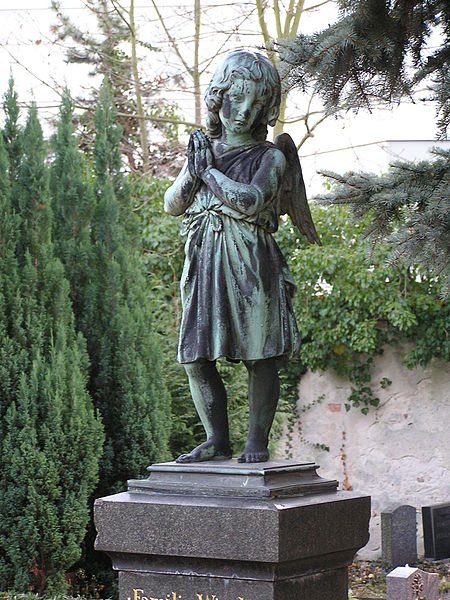 File:Luisenfriedhof-II Engel.jpg