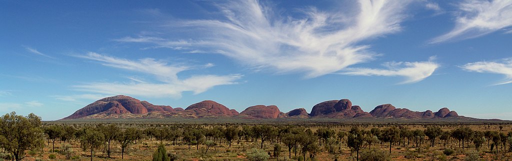 Blick auf Kata Tjuṯa mit Mount Olga (UNESCO-Welterbe in Australien)