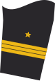 Dienstgradabzeichen eines Korvettenkapitäns (Truppendienst) auf dem Unterärmel der Jacke des Dienstanzuges für Marineuniformträger