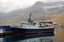 Die Personenfähre Ritan im Hafen von Hvannasund bedient die Linie zwischen Viðoy, Svínoy und Fugloy.