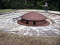 Tourelle de la ligne Maginot ; celle-ci pouvait se rétracter au sol lorsqu'elle ne tirait pas, pour une protection supplémentaire.