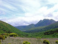 Le mont Kujū vu du col de Makinoto avec le mont Mimata à droite