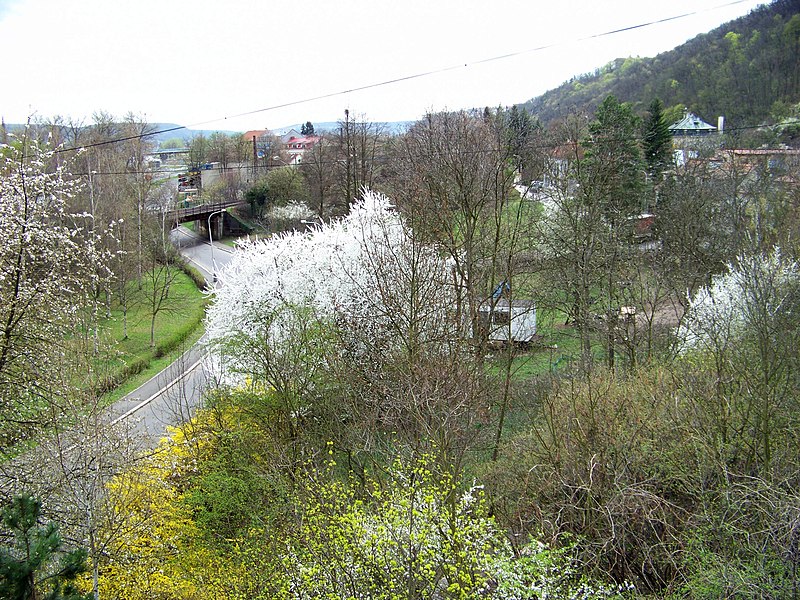 File:Malá Chuchle, ulice Podjezd a Zbraslavská, z Branického mostu.jpg