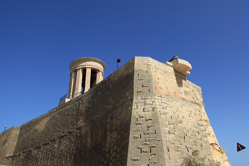 File:Malta - Valletta - Xatt il-Barriera - Siege Bell War memorial+Monument to the Unknown Soldier 01 ies.jpg