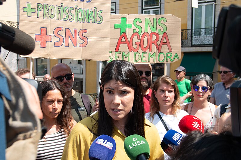 File:Manifestação O Povo Merece +SNS, Lisboa, Jun. 2023 (52955841335).jpg