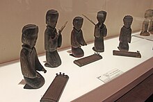 Ensemble of musicians, some playing the Guzheng and others play the Sheng, 2nd century BCE, Mawangdui tomb. Mawangdui Figures of Musicians (10112575404).jpg