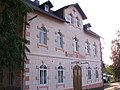 Gasthaus mit zwei Seitengebäuden