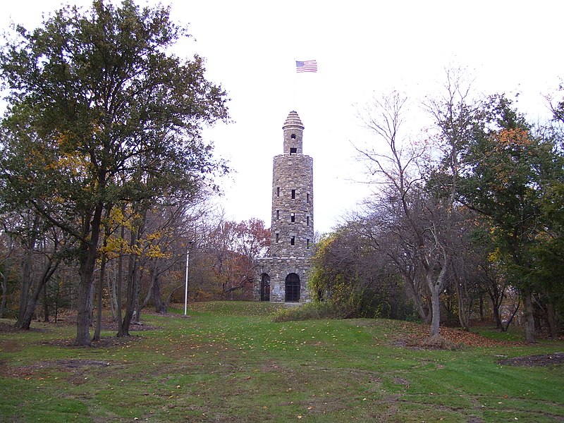 File:Miantonomi Memorial Park in Newport RI.jpg