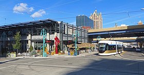 Il tram in Broadway street con, alla sinistra, il mercato coperto