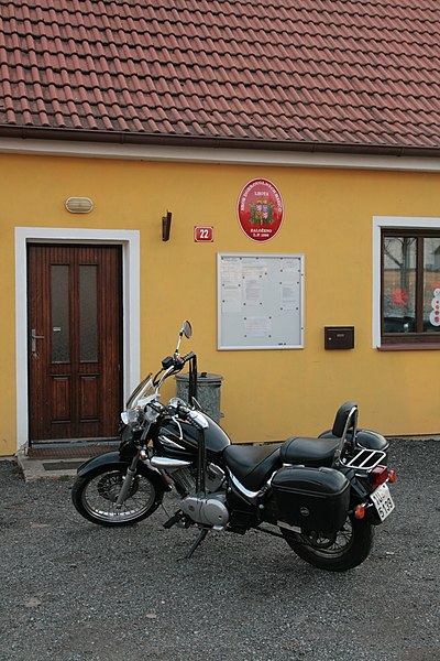 File:Mladošovice-Lhota, motorka před zbrojnicí (4935).jpg