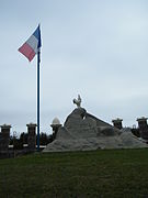 Monument aux morts, à l'entrée du cimetière.