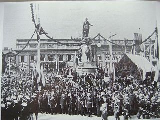 Foto del momento dell'inaugurazione del monumento a Caterina la Grande nel 1900.