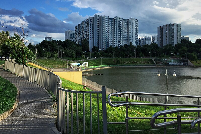 File:Moscow, Maly Chertanovsky Pond (31330935432).jpg