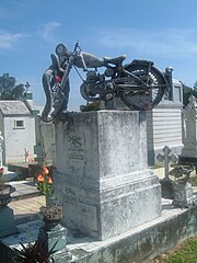 Motocicleta montada en una tumba en un cementerio de San Salvador, El Salvador.